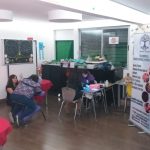 Masaje en silla en colegio en un sala