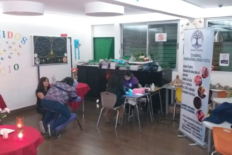 Masaje en silla en colegio en un sala