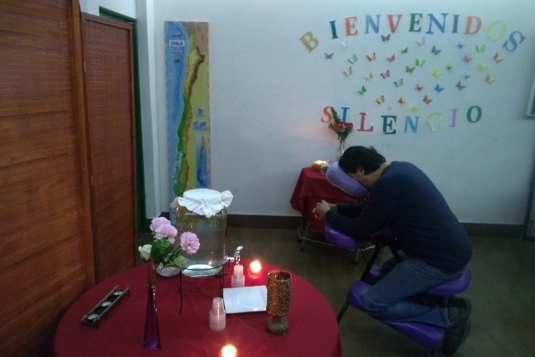 Masaje en silla persona preparándose para el masaje
