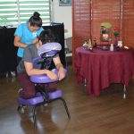 Masaje en silla en colegio en un sala