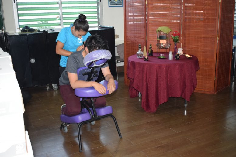 Masaje en silla en colegio en un sala