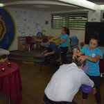 Masaje en silla en colegio en un sala