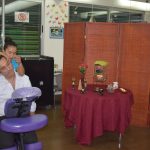 Masaje en silla en colegio en un sala