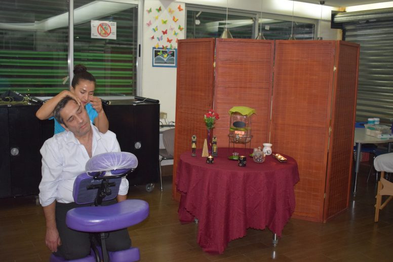 Masaje en silla en colegio en un sala
