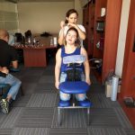 Masaje a persona en silla en oficina