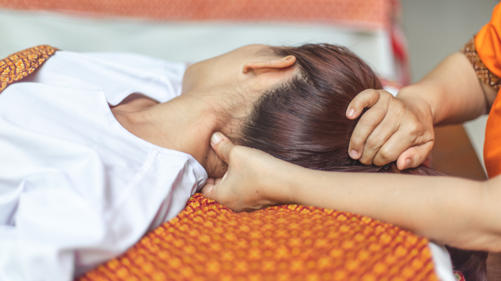 Masaje shiatsu en mujer