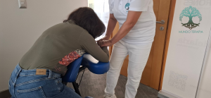 Mundo terapia masaje Express Masajista de MundoTerapia realizando un masaje en una oficina