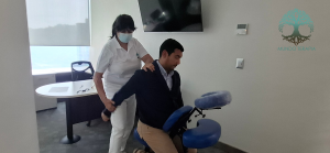Masajista de MundoTerapia realizando un masaje en una oficina