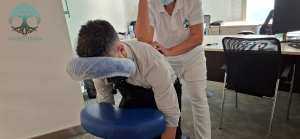 Masajista de MundoTerapia realizando un masaje en una oficina
