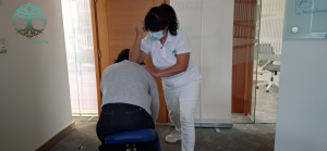 Mundo terapia masaje Express Masajista de MundoTerapia realizando un masaje en una oficina