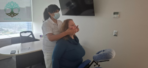 Mundo terapia masaje Express Masajista de MundoTerapia realizando un masaje en una oficina en silla